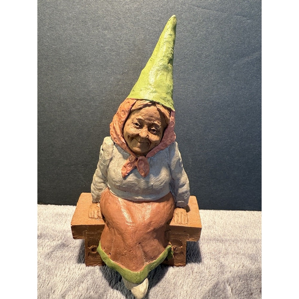 Tom Clark Gnome ELIZABETH Figurine #81 Sitting On Bench ‎  1984